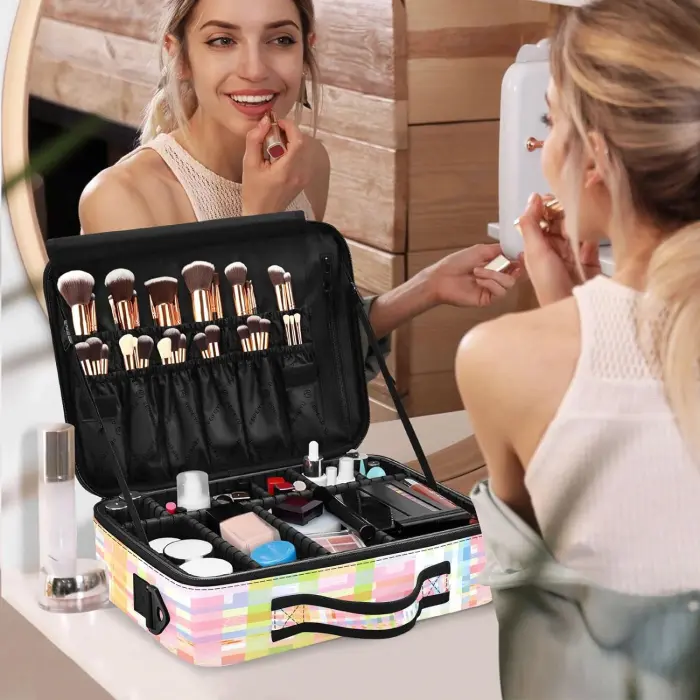 Frauen mit Make-up-Koffer von Suncase