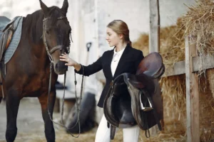 Uma amazona com seu cavalo