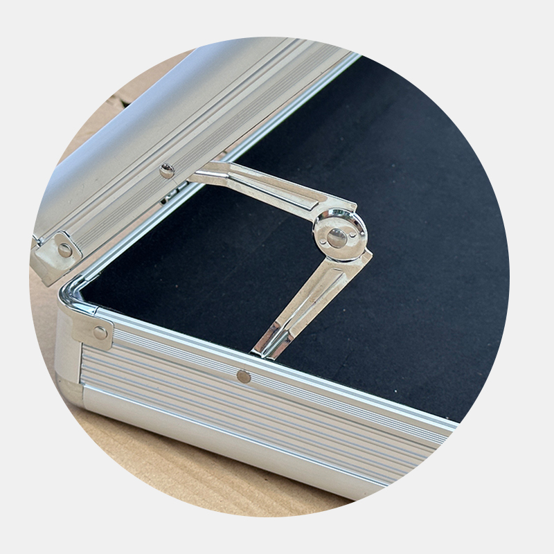 湾曲したヒンジ