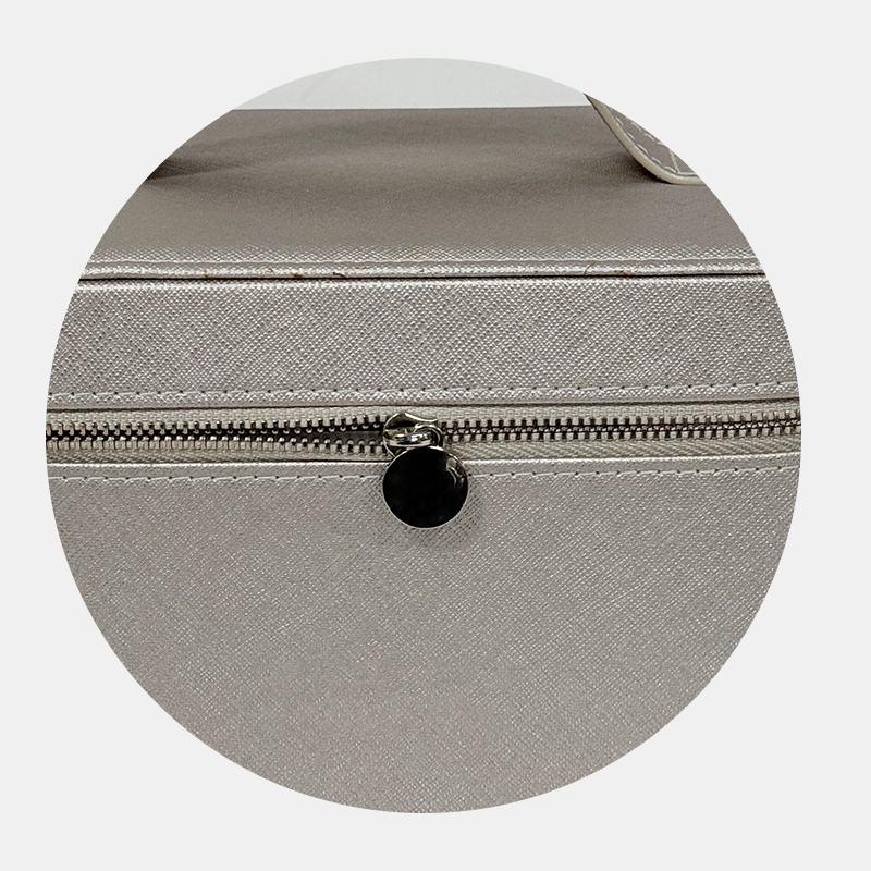 Smooth Zipper Closure